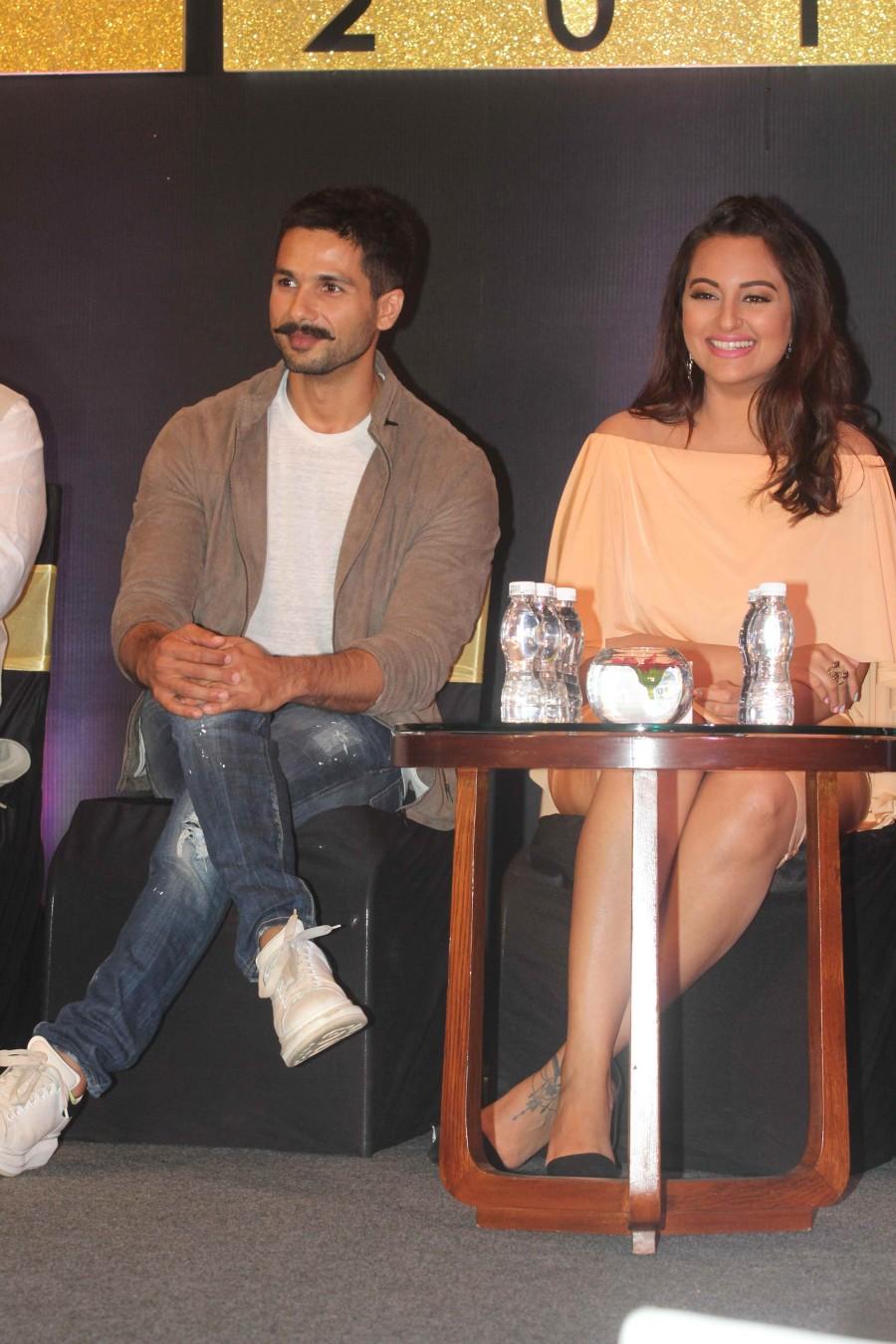 Photos of Press Conference of ZEE Cine Awards 2016. Anil Kapoor, Shahid Kapoor, Sonakshi Sinha, Kriti Sanon and others graced the event. ZEE Cine Awards 2016 Press Conference,ZEE Cine Awards 2016,Anil Kapoor,Shahid Kapoor,Sonakshi Sinha,Kriti Sanon,ZEE Cine Awards,ZEE Cine