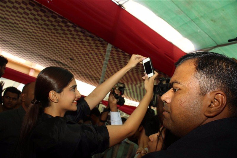 Bollywood actress Sonam Kapoor inaugurated a plaque dedicated to Neerja Bhanot at St. Xavier's College. Sonam Kapoor,actress Sonam Kapoor,bollywood actress Sonam Kapoor,Neerja Bhanot,St. Xavier's College