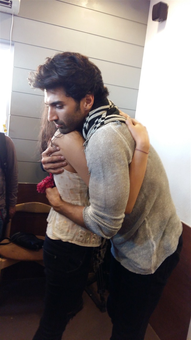 The young actor walked into a coffee shop by the sea side and the news spread like wild fire. Aditya Roy Kapur,Aditya Roy,aditya roy kapur katrina kaif,Fitoor,Aditya Roy Kapur's fan goes on knees to propose