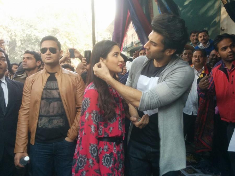 Aditya Roy Kapur and Katrina Kaif venture on a shopping spree at Delhi's Janpath Market. Katrina Kaif,Aditya Roy Kapoor,Aditya Roy Kapur and Katrina Kaif,Aditya Roy Kapur and Katrina Kaif Delhi's Janpath Market,Delhi's Janpath Market,Fitoor,Fitoor pair,Fitoor promotion,Aditya Roy Kapur and Katrina Kaif goes shopping