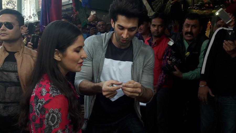 Aditya Roy Kapur and Katrina Kaif venture on a shopping spree at Delhi's Janpath Market. Katrina Kaif,Aditya Roy Kapoor,Aditya Roy Kapur and Katrina Kaif,Aditya Roy Kapur and Katrina Kaif Delhi's Janpath Market,Delhi's Janpath Market,Fitoor,Fitoor pair,Fitoor promotion,Aditya Roy Kapur and Katrina Kaif goes shopping