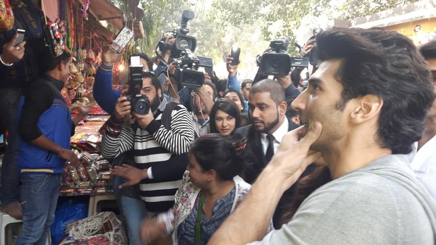 Aditya Roy Kapur and Katrina Kaif venture on a shopping spree at Delhi's Janpath Market. Katrina Kaif,Aditya Roy Kapoor,Aditya Roy Kapur and Katrina Kaif,Aditya Roy Kapur and Katrina Kaif Delhi's Janpath Market,Delhi's Janpath Market,Fitoor,Fitoor pair,Fitoor promotion,Aditya Roy Kapur and Katrina Kaif goes shopping