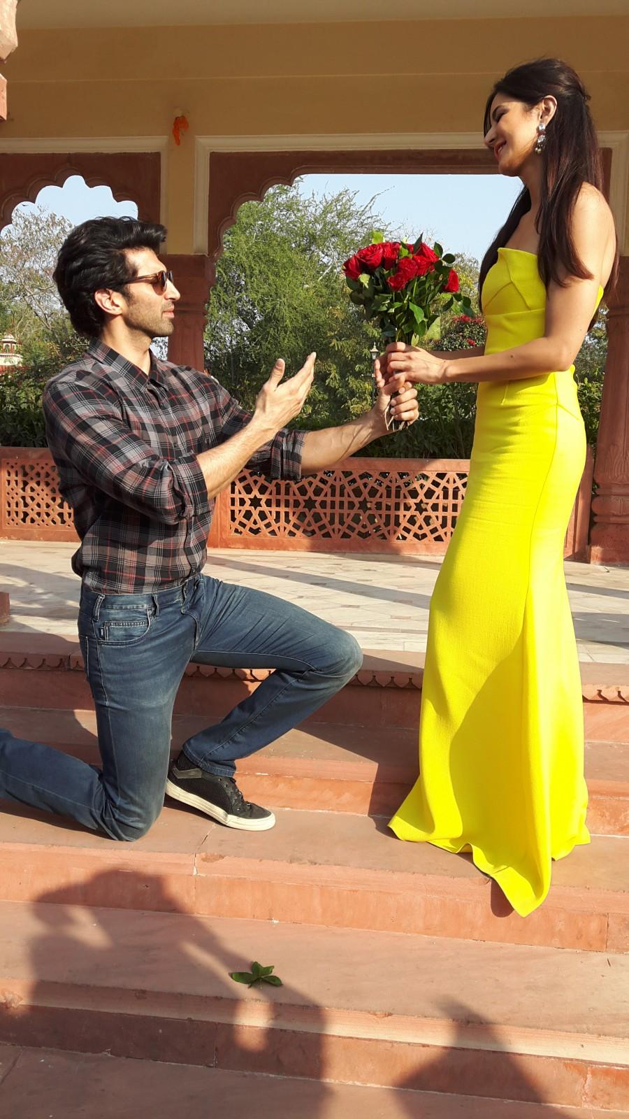 Actor Aditya Roy Kapur gifted his 'Fitoor' co-star actress Katrina Kaif, a truck full of roses on the occasion of International Rose Day on Sunday. Aditya Roy Kapur,Aditya Roy Kapur gifts Katrina truck full of roses,Rose Day,International Rose Day,Katrina Kaif,Fitoor,Fitoor promotion,Aditya Roy Kapur and Katrina Kaif