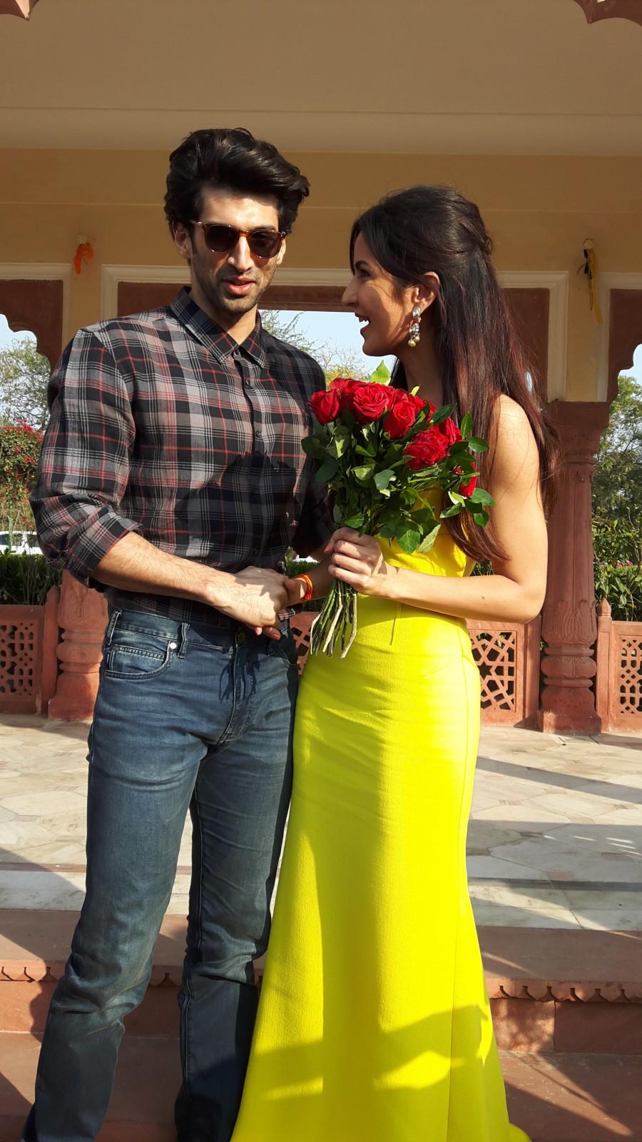 Actor Aditya Roy Kapur gifted his 'Fitoor' co-star actress Katrina Kaif, a truck full of roses on the occasion of International Rose Day on Sunday. Aditya Roy Kapur,Aditya Roy Kapur gifts Katrina truck full of roses,Rose Day,International Rose Day,Katrina Kaif,Fitoor,Fitoor promotion,Aditya Roy Kapur and Katrina Kaif