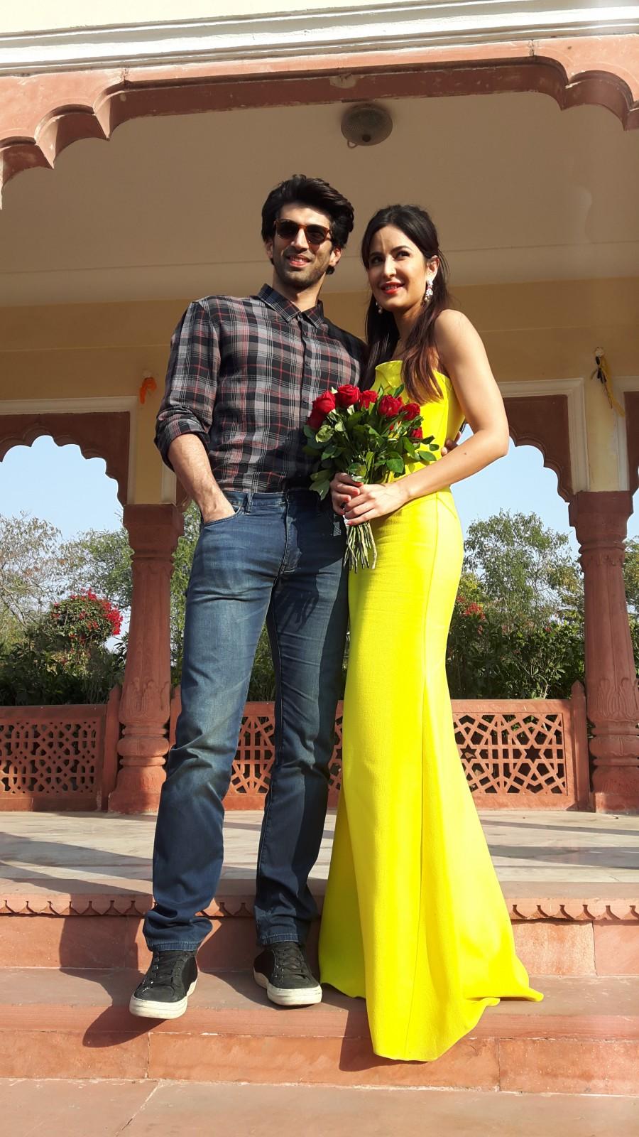 Actor Aditya Roy Kapur gifted his 'Fitoor' co-star actress Katrina Kaif, a truck full of roses on the occasion of International Rose Day on Sunday. Aditya Roy Kapur,Aditya Roy Kapur gifts Katrina truck full of roses,Rose Day,International Rose Day,Katrina Kaif,Fitoor,Fitoor promotion,Aditya Roy Kapur and Katrina Kaif
