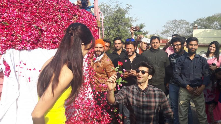 Actor Aditya Roy Kapur gifted his 'Fitoor' co-star actress Katrina Kaif, a truck full of roses on the occasion of International Rose Day on Sunday. Aditya Roy Kapur,Aditya Roy Kapur gifts Katrina truck full of roses,Rose Day,International Rose Day,Katrina Kaif,Fitoor,Fitoor promotion,Aditya Roy Kapur and Katrina Kaif