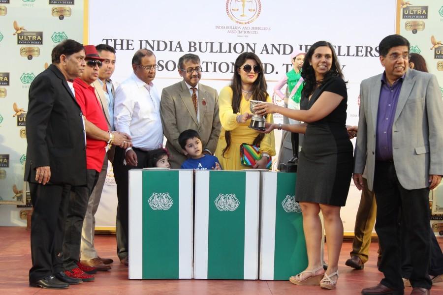 Celebs at the IBJA Cup (India Bullion & Jewellers Association) at the MC Dowell's Derby Day held at RWITC, Mahalaxmi Racecourse. Kareena Kapoor Khan,Saif Ali Khan,Kareena Kapoor Khan and Saif Ali Khan,IBJA Cup,India Bullion & Jewellers Association,MC Dowell's Derby Day,Celebs at IBJA Cup