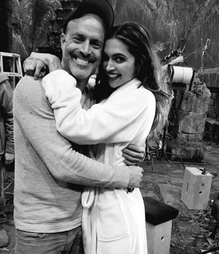 Bollywood Actress Deepika Padukone poses with Thai actor Tony Jaa. Deepika Padukone,Actress Deepika Padukone,Bollywood Actress Deepika Padukone,Deepika Padukone poses with Thai actor Tony Jaa,Thai actor Tony Jaa,Tony Jaa,Tony Jaa with Deepika Padukone,Deepika Padukone with Tony jaa,Deepika Padukone selfie with Tony Jaa