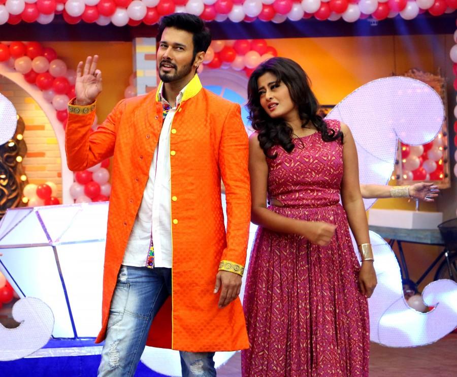 Bollywood actors Rajniesh Duggall, Nidhi Subbaiah, Swati Sharrma with Karan Vahi and Sugandha Mishra on Comedy Classes. Comedy Classes,Rajniesh Duggall,Nidhi Subbaiah,Swati Sharma,Karan Vahi,Sugandha Mishra,Karan Vahi and Sugandha Mishra,Direct Ishq,Direct Ishq promotion