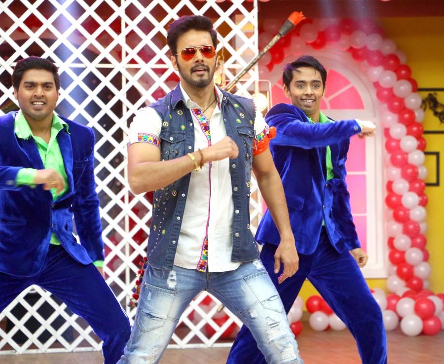 Bollywood actors Rajniesh Duggall, Nidhi Subbaiah, Swati Sharrma with Karan Vahi and Sugandha Mishra on Comedy Classes. Comedy Classes,Rajniesh Duggall,Nidhi Subbaiah,Swati Sharma,Karan Vahi,Sugandha Mishra,Karan Vahi and Sugandha Mishra,Direct Ishq,Direct Ishq promotion