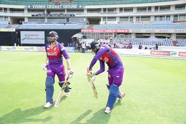 The Celebrity Cricket League (CCL) 6 Semi final match between Karnataka Bulldozers vs Bengal Tigers played at the Rajiv Gandhi International Stadium, Uppal in Hyderabad. Karnataka Bulldozers vs Bengal Tigers,Karnataka Bulldozers,Bengal Tigers,CCL,CCL 6,Celebrity Cricket League,Celebrity Cricket League 2016,Celebrity Cricket League 6,CCL photos,CCL pics,CCL images,CCL stills,CCL pictures
