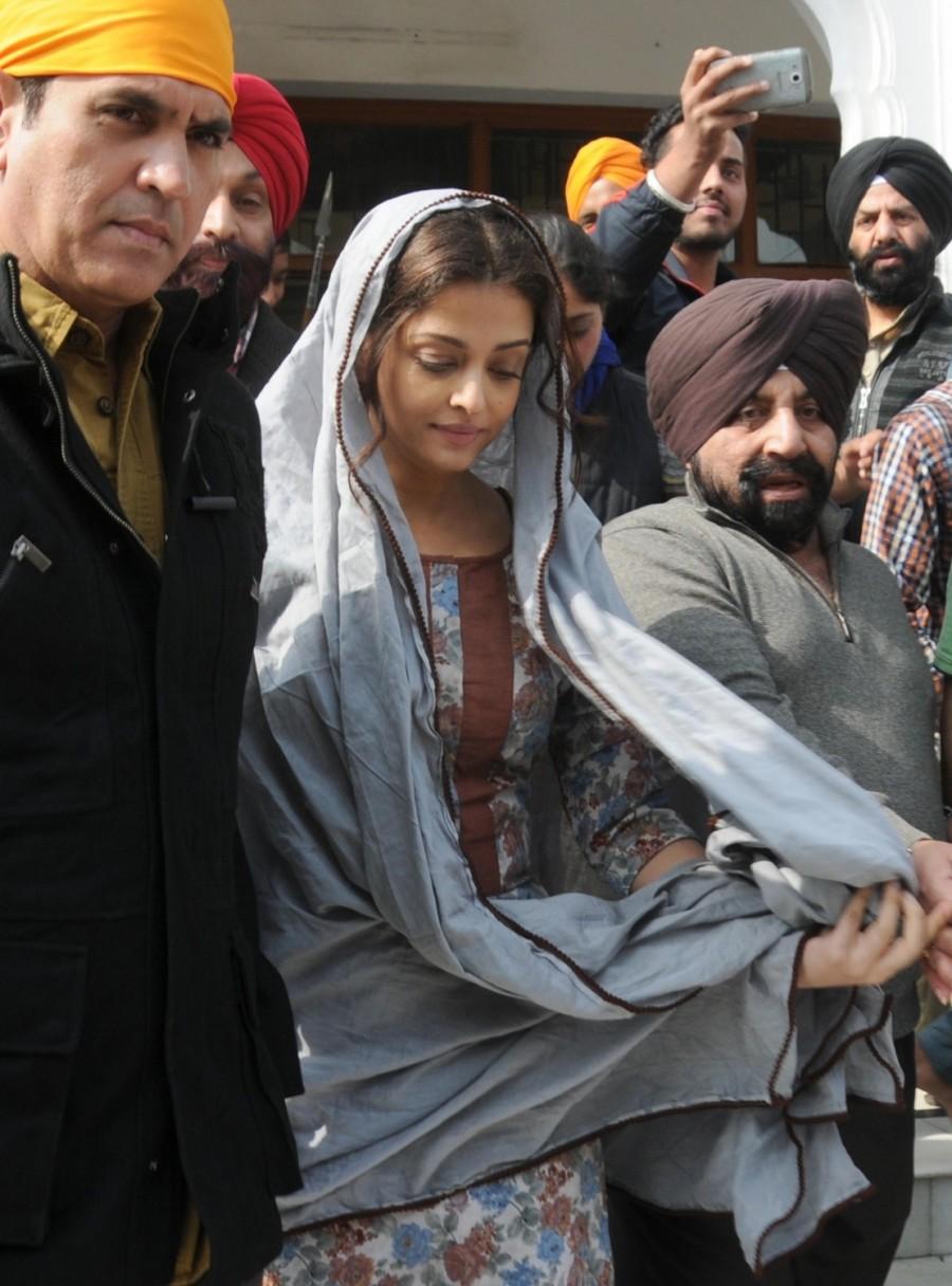 Bollywood actress Aishwarya Rai Bachchan shoots for 'Sarbjit' at Golden Temple. Aishwarya Rai Bachchan,Aishwarya Rai,Aishwarya Rai Bachchan shoots for 'Sarbjit' at Golden Temple,Aishwarya Rai Bachchan shoots for Sarbjit,Sarbjit,bollywood movie Sarbjit,Sarbjit working stills,Sarbjit at Golden Temple,Sarbjit working stills at