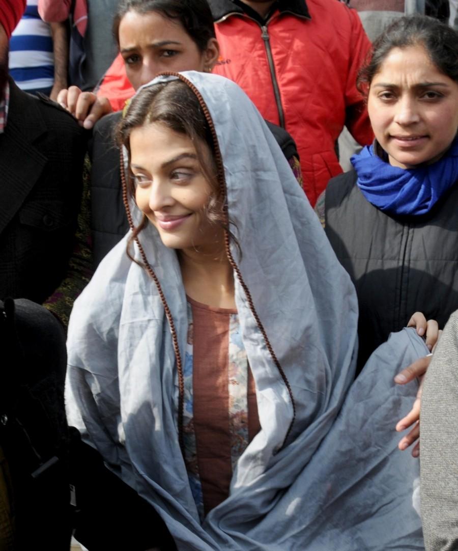 Bollywood actress Aishwarya Rai Bachchan shoots for 'Sarbjit' at Golden Temple. Aishwarya Rai Bachchan,Aishwarya Rai,Aishwarya Rai Bachchan shoots for 'Sarbjit' at Golden Temple,Aishwarya Rai Bachchan shoots for Sarbjit,Sarbjit,bollywood movie Sarbjit,Sarbjit working stills,Sarbjit at Golden Temple,Sarbjit working stills at