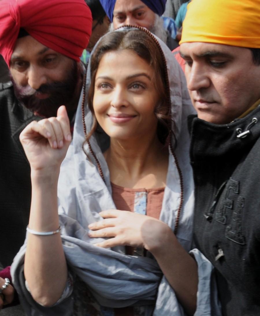 Bollywood actress Aishwarya Rai Bachchan shoots for 'Sarbjit' at Golden Temple. Aishwarya Rai Bachchan,Aishwarya Rai,Aishwarya Rai Bachchan shoots for 'Sarbjit' at Golden Temple,Aishwarya Rai Bachchan shoots for Sarbjit,Sarbjit,bollywood movie Sarbjit,Sarbjit working stills,Sarbjit at Golden Temple,Sarbjit working stills at