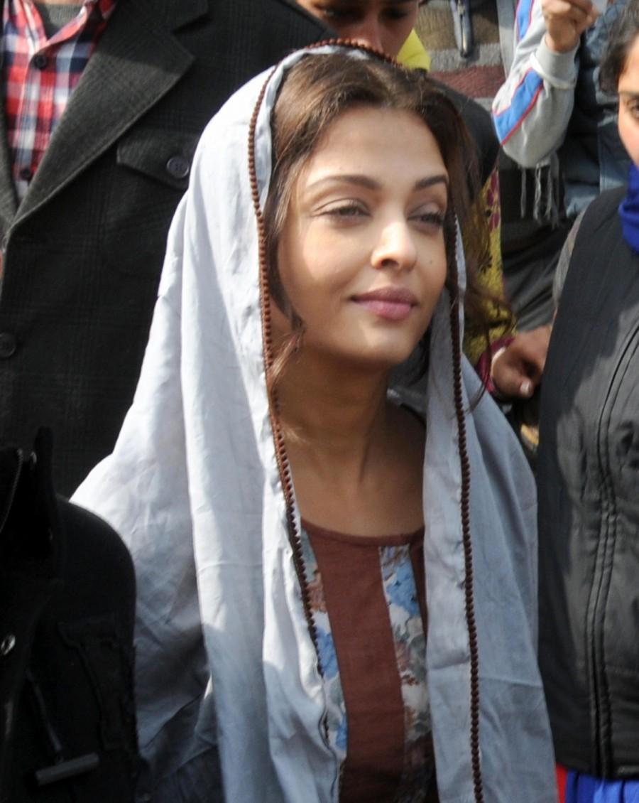 Bollywood actress Aishwarya Rai Bachchan shoots for 'Sarbjit' at Golden Temple. Aishwarya Rai Bachchan,Aishwarya Rai,Aishwarya Rai Bachchan shoots for 'Sarbjit' at Golden Temple,Aishwarya Rai Bachchan shoots for Sarbjit,Sarbjit,bollywood movie Sarbjit,Sarbjit working stills,Sarbjit at Golden Temple,Sarbjit working stills at