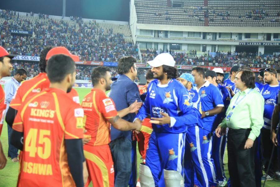 The Celebrity Cricket League (CCL) 6 final match between Telugu Warriors vs Karnataka Bulldozers played at the Rajiv Gandhi International Stadium, Uppal in Hyderabad. Telugu Warriors vs Karnataka Bulldozers,Telugu Warriors,Karnataka Bulldozers,Celebrity Cricket League 2016,CCL 6,CCL 2016,Celebrity Cricket League,Celebrity Cricket League final,CCL Final,Sudeep,Rajiv Gandhi International Stadium