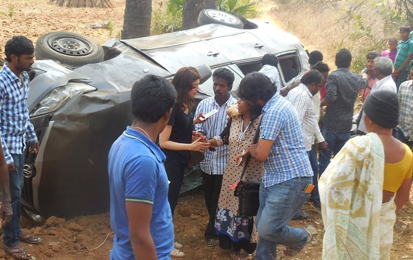 South Indian actress Pranitha escaped with minor injuries when a car in which she was travelling overturned in Telangana's Nalgonda district on Sunday. Pranitha Subhash,Brahmotsavam,Brahmotsavam Actress,Pranitha Subhash injured in road accident,Pranitha Subhash road accident,Telangana