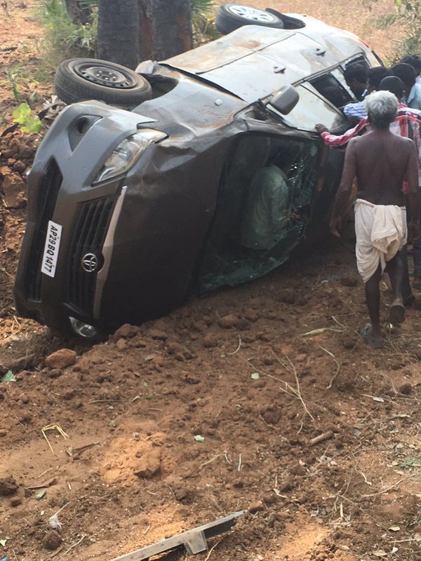South Indian actress Pranitha escaped with minor injuries when a car in which she was travelling overturned in Telangana's Nalgonda district on Sunday. Pranitha Subhash,Brahmotsavam,Brahmotsavam Actress,Pranitha Subhash injured in road accident,Pranitha Subhash road accident,Telangana