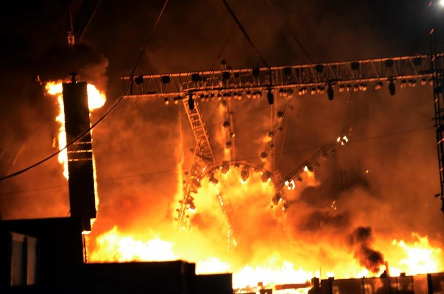 A massive fire on Sunday evening engulfed the stage during a cultural extravaganza at the 'Make In India Week' event Make In India,fire at Make In India event,Make In India event,Make in India event fire,Make in India fire,Make In India Week,Amitabh Bachchan,Aamir Khan