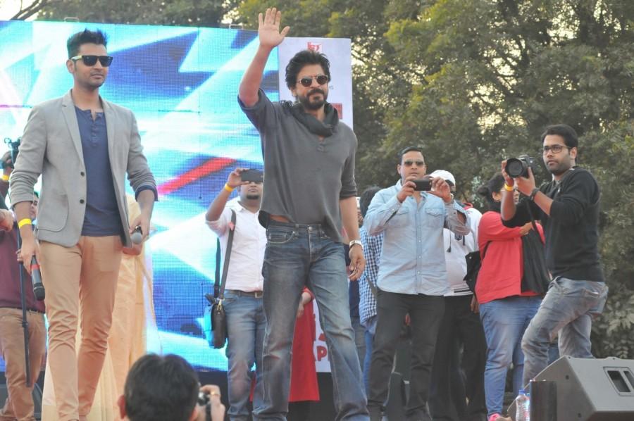 Superstar Shah Rukh Khan on Tuesday returned to his alma mater, Delhi University's Hansraj College, to finally receive his graduation degree after 28 years. Shah Rukh Khan,Shahrukh Khan,Shah Rukh Khan finally gets college degree,Shah Rukh Khan receives graduation degree,Shah Rukh Khan degree,Shah Rukh Khan gets his college degree,Fan,SRK,Shah Rukh Khan new pics,Shah Rukh Khan new images,Shah Rukh Khan new pic