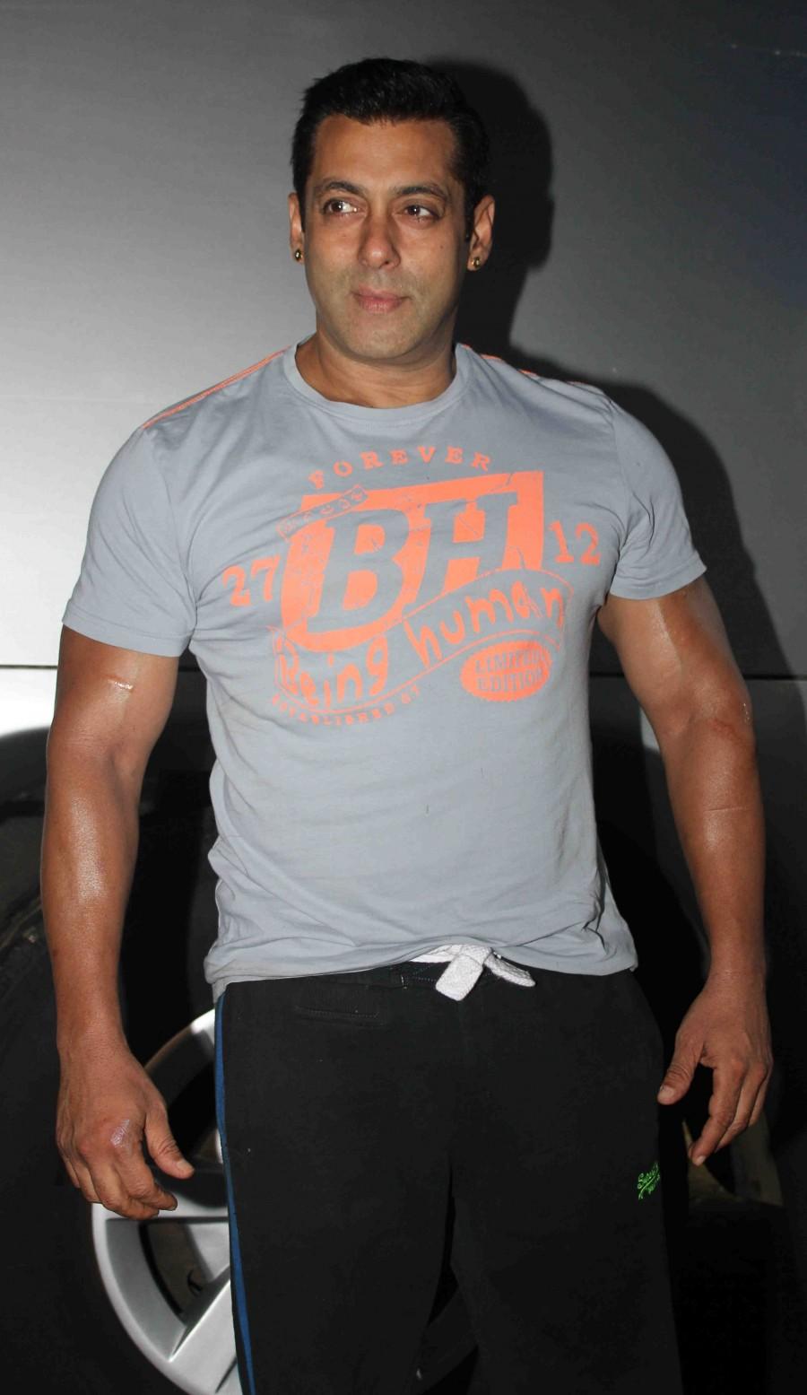 Bollywood actor Salman Khan promotes Iulia Vantur's new show. Salman Khan,actor Salman Khan,Salman Khan promotes Iulia Vantur's new show,Iulia Vantur new show,Iulia Vantur,Bollywood actor Salman Khan