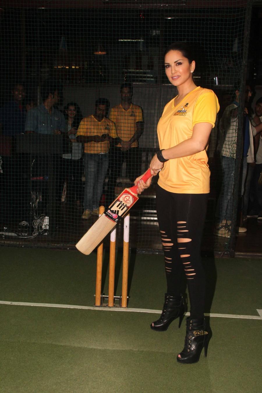 Bollywood actress Sunny Leone unveiled her swag squad-the 'Chennai Swaggers' at smaaash. Sunny Leone,actress Sunny Leone,Chennai Swaggers,Chennai Swaggers team,smaaash,Bollywood actress Sunny Leone,Sunny Leone latest pics,Sunny Leone latest images,Sunny Leone latest stills,Sunny Leone latest pictures,Chennai Swaggers swag squad