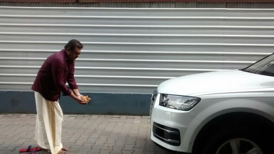 Malayalam actor Asif Ali is now the proud owner of Audi Q7. Asif ali,asif ali car,asif ali audi Q7,actors with audi Q7,audi Q7 owners,celebs having audi Q7,celebrities and cars,Malayalam celebrities cars