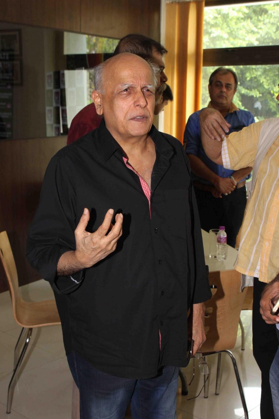 Juhi Chawla, Mahesh Bhatt, Ranvir Shorey, Sajid Khan, Satish Kaushik, Rishi Kapoor and others give warm welcome to Sanjay Dutt. Sanjay Dutt,sanjay dutt release,celebs tweet about Sanjay Dutt,Juhi Chawla,Mahesh Bhatt,Ranvir Shorey,Sajid Khan,Satish Kaushik,Rishi Kapoor