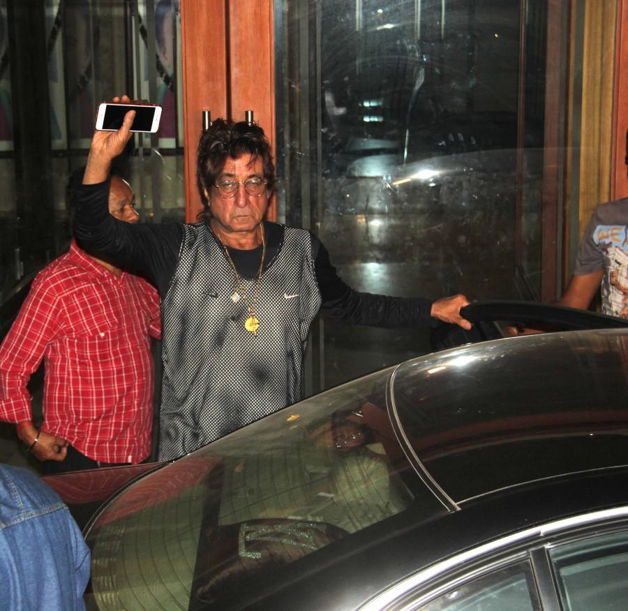 Bollywood celebs and Sanjay's friend arrives to meet Sanjay Dutt at his residence. Sanjay Dutt,Raj Kundra,Shilpa Shetty,Ameesha Patel,Shakthi Kapoor,Vidhu Vinod Chopra,sanjay dutt jail,sanjay dutt release,Celebs meets Sanjay Dutt
