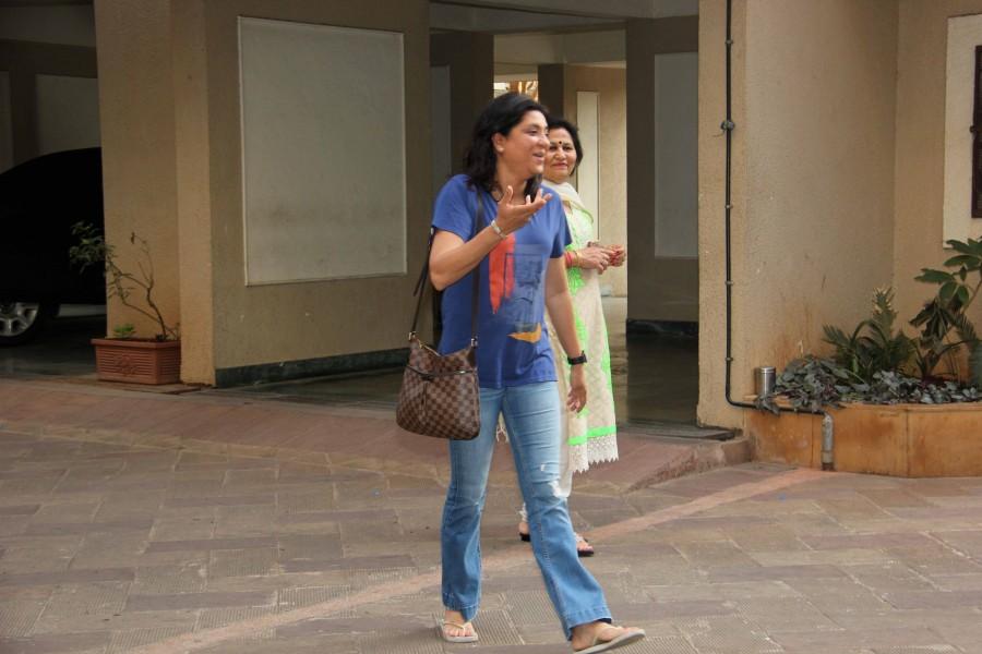 Bollywood celebs and Sanjay's friend arrives to meet Sanjay Dutt at his residence. Sanjay Dutt,Raj Kundra,Shilpa Shetty,Ameesha Patel,Shakthi Kapoor,Vidhu Vinod Chopra,sanjay dutt jail,sanjay dutt release,Celebs meets Sanjay Dutt