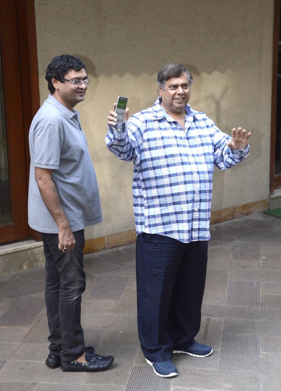 Bollywood celebs and Sanjay's friend arrives to meet Sanjay Dutt at his residence. Sanjay Dutt,Raj Kundra,Shilpa Shetty,Ameesha Patel,Shakthi Kapoor,Vidhu Vinod Chopra,sanjay dutt jail,sanjay dutt release,Celebs meets Sanjay Dutt