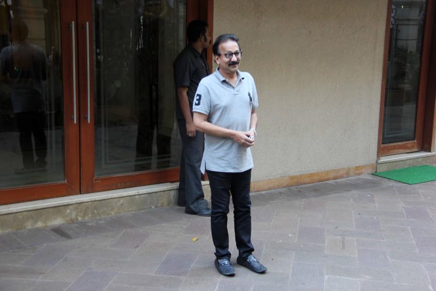 Bollywood celebs and Sanjay's friend arrives to meet Sanjay Dutt at his residence. Sanjay Dutt,Raj Kundra,Shilpa Shetty,Ameesha Patel,Shakthi Kapoor,Vidhu Vinod Chopra,sanjay dutt jail,sanjay dutt release,Celebs meets Sanjay Dutt