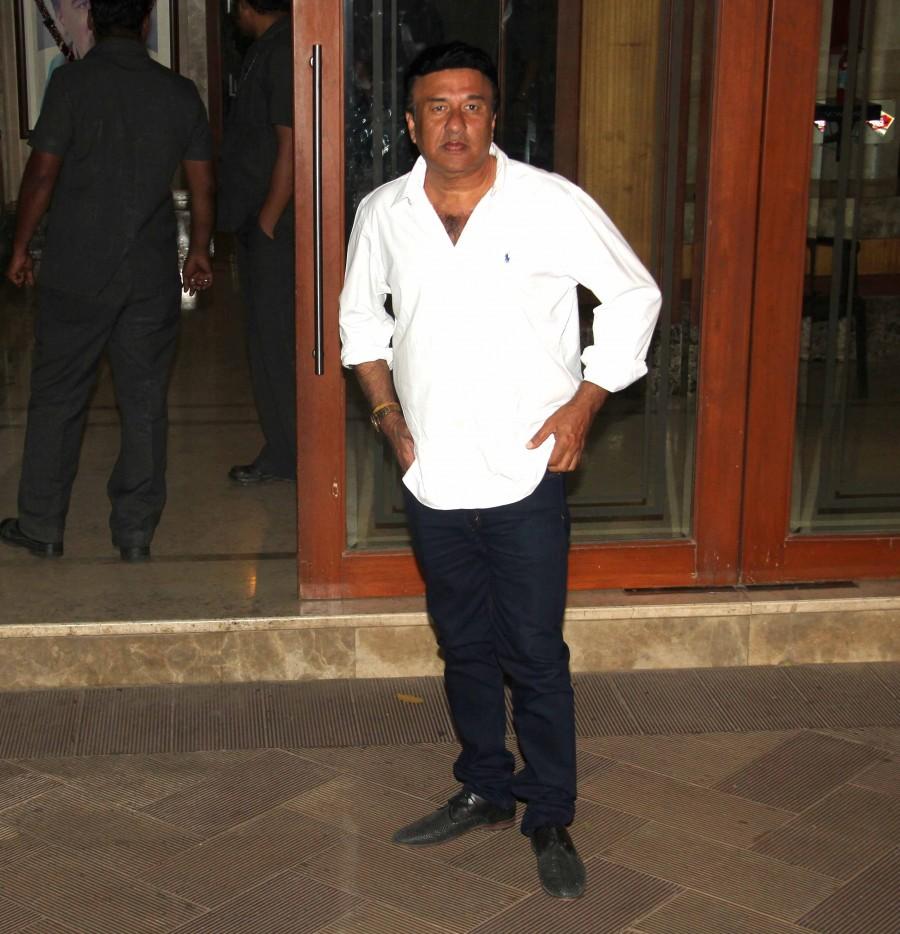 Bollywood celebs and Sanjay's friend arrives to meet Sanjay Dutt at his residence. Sanjay Dutt,Raj Kundra,Shilpa Shetty,Ameesha Patel,Shakthi Kapoor,Vidhu Vinod Chopra,sanjay dutt jail,sanjay dutt release,Celebs meets Sanjay Dutt
