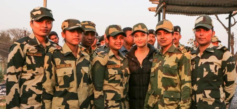 Bollywood actress Aishwarya Rai Bachchan meets BSF soldiers. Aishwarya Rai Bachchan,Aishwarya Rai meets BSF?soldiers,Aishwarya Rai,Sarbjit,Omung Kumar,Aishwarya Rai Bachchan meets BSF soldiers