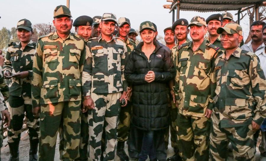 Bollywood actress Aishwarya Rai Bachchan meets BSF soldiers. Aishwarya Rai Bachchan,Aishwarya Rai meets BSF?soldiers,Aishwarya Rai,Sarbjit,Omung Kumar,Aishwarya Rai Bachchan meets BSF soldiers