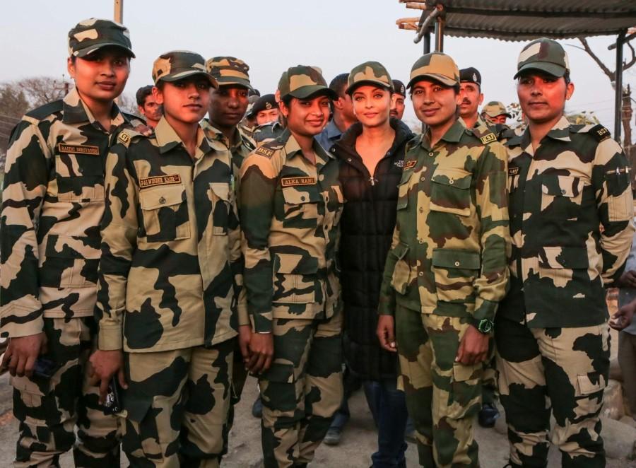Bollywood actress Aishwarya Rai Bachchan meets BSF soldiers. Aishwarya Rai Bachchan,Aishwarya Rai meets BSF?soldiers,Aishwarya Rai,Sarbjit,Omung Kumar,Aishwarya Rai Bachchan meets BSF soldiers