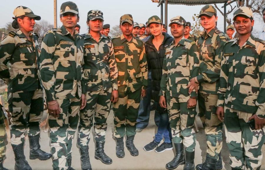 Bollywood actress Aishwarya Rai Bachchan meets BSF soldiers. Aishwarya Rai Bachchan,Aishwarya Rai meets BSF?soldiers,Aishwarya Rai,Sarbjit,Omung Kumar,Aishwarya Rai Bachchan meets BSF soldiers