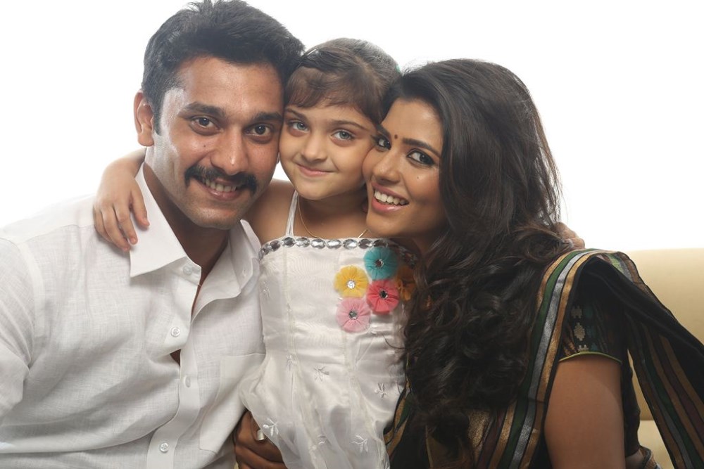 Aarathu Sinam is an upcoming Tamil crime thriller film written and directed by Arivazhagan. Starring Arulnithi, Aishwarya Rajesh in the lead role. Aarathu Sinam,tamil movie Aarathu Sinam,Arulnithi,Aishwarya Rajesh,Arulnithi and Aishwarya Rajesh,Aarathu Sinam movie stills,Aarathu Sinam movie pics,Aarathu Sinam movie images,Aarathu Sinam movie photos,Aarathu Sinam movie pictures,Aarathu Sinam stills,A