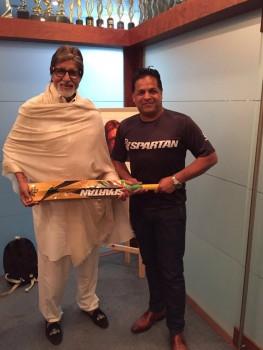 Cricket player Chris Gayle gifts his bat to Megastar Amitabh Bachchan.