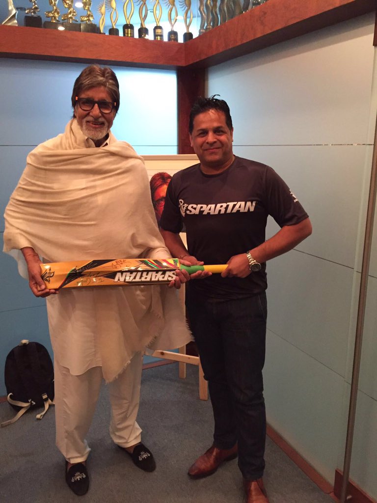 Cricket player Chris Gayle gifts his bat to Megastar Amitabh Bachchan. Chris Gayle,Chris Gayle gift to Amitabh Bachchan,Amitabh Bachchan,Megastar Amitabh Bachchan,Chris Gayle gifts his bat to 'legend' Amitabh Bachchan,ayle expressed his love for Amitabh
