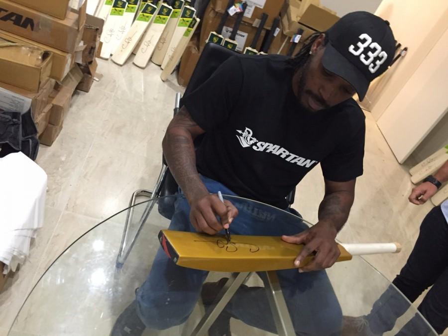 Cricket player Chris Gayle gifts his bat to Megastar Amitabh Bachchan. Chris Gayle,Chris Gayle gift to Amitabh Bachchan,Amitabh Bachchan,Megastar Amitabh Bachchan,Chris Gayle gifts his bat to 'legend' Amitabh Bachchan,ayle expressed his love for Amitabh