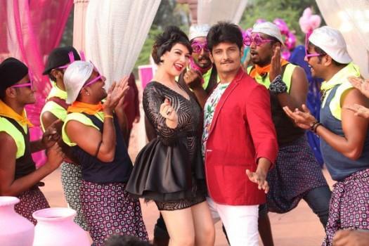 Jiiva, Hansika Motwani's Pokkiri Raja movie stills.