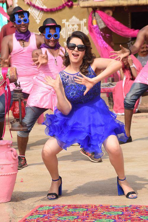 Jiiva, Hansika Motwani's Pokkiri Raja movie stills. Jiiva,Hansika Motwani,Jiiva and Hansika Motwani,Pokkiri Raja movie stills,Pokkiri Raja movie pics,Pokkiri Raja movie images,Pokkiri Raja movie photos,Pokkiri Raja movie pictures,Tamil movie Pokkiri Raja,Tamil movie Pokkiri Raja pics,Tamil movie Pokkiri Ra
