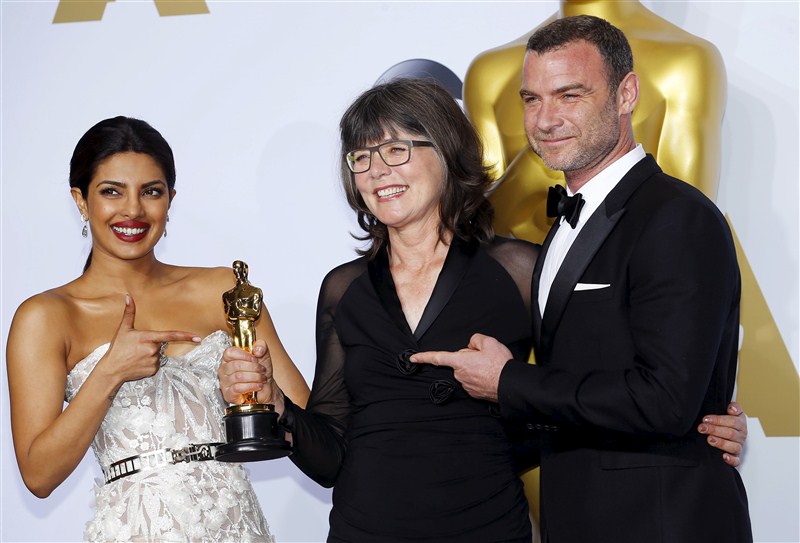 Bollywood actress Priyanka Chopra, who is one of the presenters at 88th Academy Awards, stunned the red carpet in one of the elegant creations designed by Lebanese designer Zuhair Murad. Priyanka Chopra,Priyanka Chopra at Oscars red carpet,Priyanka Chopra at Oscars,Priyanka Chopra at Oscars red carpet in Lebanese designer gown,Priyanka Chopra in Lebanese designer gown,Bollywood actress Priyanka Chopra,actress Priyanka Chopra,88th Academy