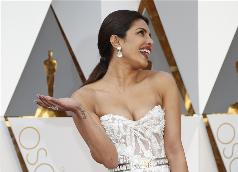 Bollywood actress Priyanka Chopra, who is one of the presenters at 88th Academy Awards, stunned the red carpet in one of the elegant creations designed by Lebanese designer Zuhair Murad. Priyanka Chopra,Priyanka Chopra at Oscars red carpet,Priyanka Chopra at Oscars,Priyanka Chopra at Oscars red carpet in Lebanese designer gown,Priyanka Chopra in Lebanese designer gown,Bollywood actress Priyanka Chopra,actress Priyanka Chopra,88th Academy