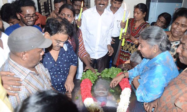 Celebs like Nassar, Senthil, Poochi Murugan and others Pay Homage to Kumarimuthu. Kumarimuthu,actor Kumarimuthu,last respect to Kumarimuthu,Senthil,Poochi Murugan,Nassar,kumarimuthu dies death,tamil actor kumarimuthu,kumarimuthu passes away,kumarimuthu