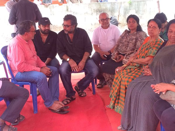 Celebs like Nassar, Senthil, Poochi Murugan and others Pay Homage to Kumarimuthu. Kumarimuthu,actor Kumarimuthu,last respect to Kumarimuthu,Senthil,Poochi Murugan,Nassar,kumarimuthu dies death,tamil actor kumarimuthu,kumarimuthu passes away,kumarimuthu