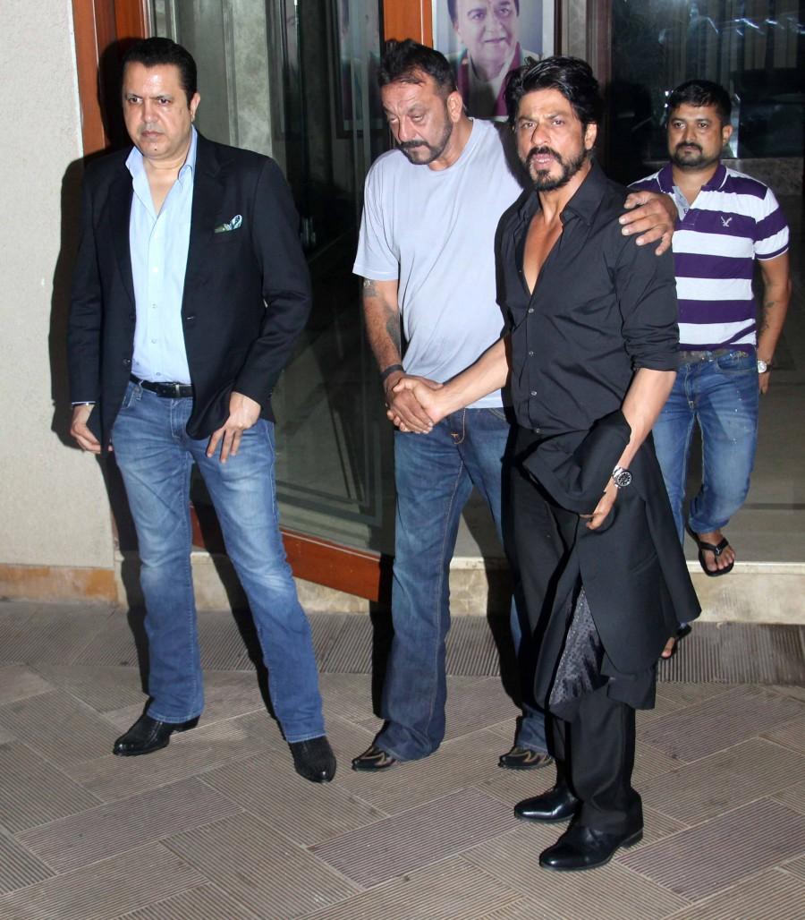 Photos of Shah Rukh Khan, Honey Singh, Jackie Shroff, Madhavan Meet Sanjay Dutt at his residence. Shah Rukh Khan,Honey Singh,Jackie Shroff,Madhavan,Sanjay Dutt,Shah Rukh Khan meet Sanjay Dutt,Shah Rukh Khan meets Sanjay Dutt,SRK meet Sanjay Dutt