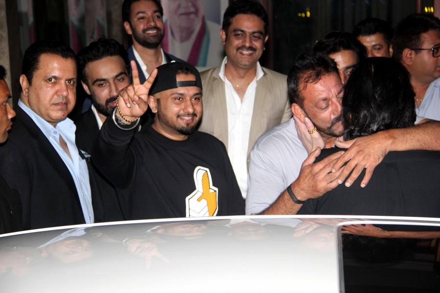 Photos of Shah Rukh Khan, Honey Singh, Jackie Shroff, Madhavan Meet Sanjay Dutt at his residence. Shah Rukh Khan,Honey Singh,Jackie Shroff,Madhavan,Sanjay Dutt,Shah Rukh Khan meet Sanjay Dutt,Shah Rukh Khan meets Sanjay Dutt,SRK meet Sanjay Dutt
