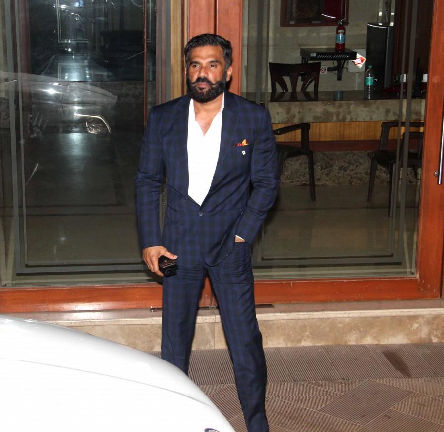 Photos of Shah Rukh Khan, Honey Singh, Jackie Shroff, Madhavan Meet Sanjay Dutt at his residence. Shah Rukh Khan,Honey Singh,Jackie Shroff,Madhavan,Sanjay Dutt,Shah Rukh Khan meet Sanjay Dutt,Shah Rukh Khan meets Sanjay Dutt,SRK meet Sanjay Dutt